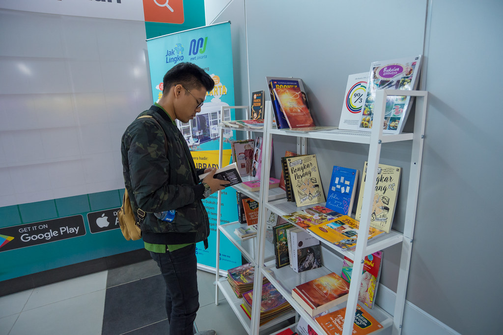 baca buku di stasiun