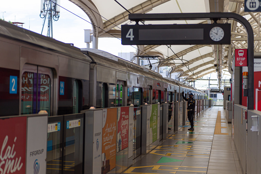 Kereta berangkat dari peron