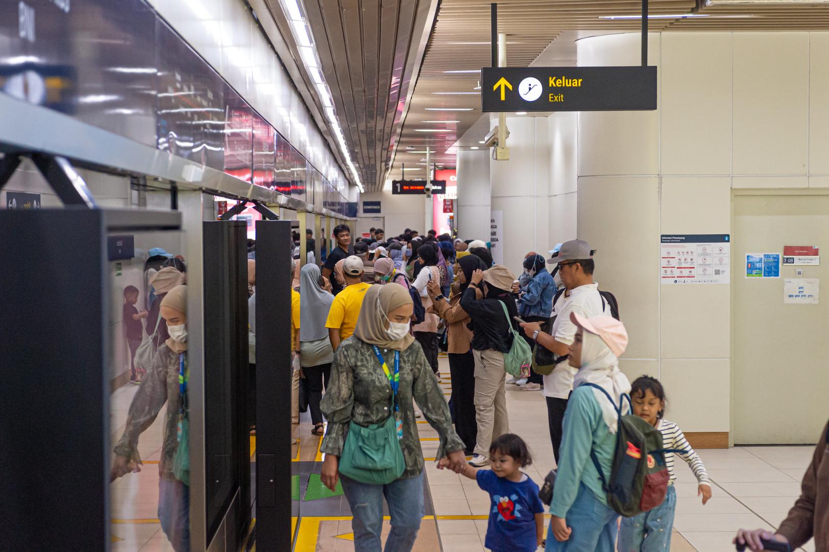 pengguna jasa mrt di stasiun