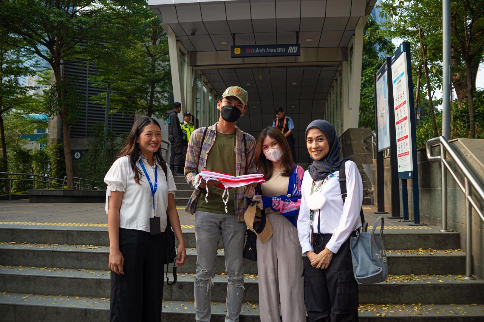 Pembagian bendera di Stasiun Dukuh Atas BNI